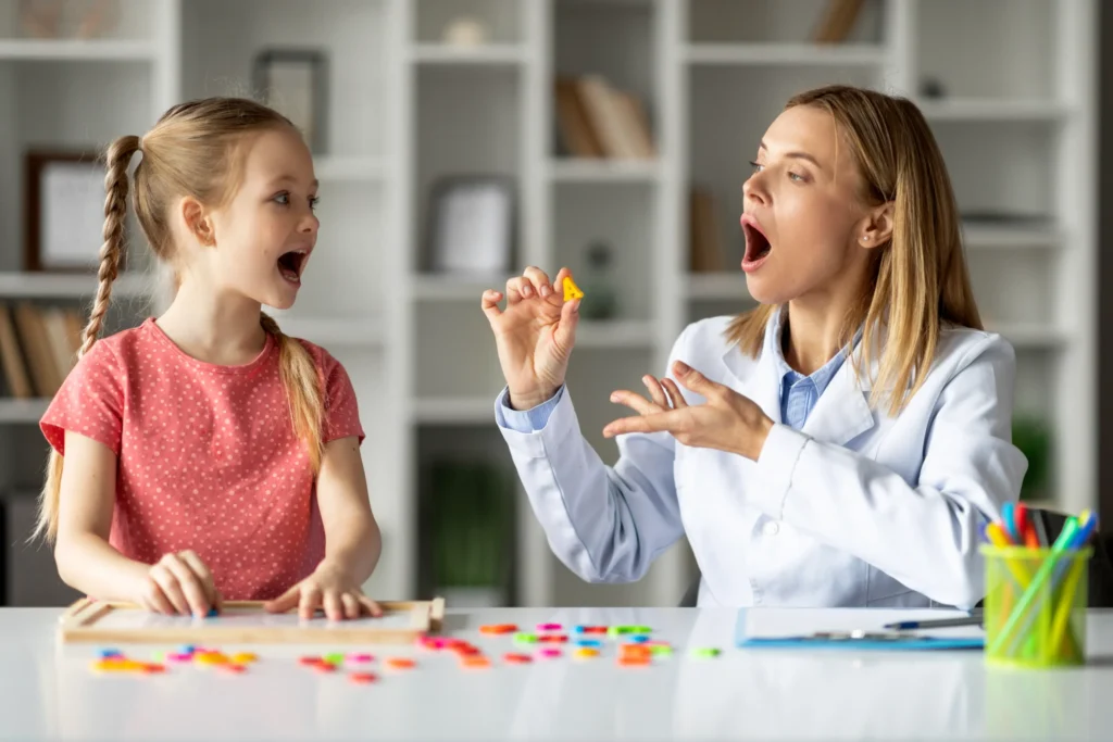 Profesional de terapia del lenguaje trabajando con recursos de evaluación